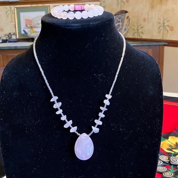 ROSE QUARTZ LARGE PENDANT AND SMALLER CHIPS ON THE SIDES MATCHING BRACELET - Picture 4 of 12